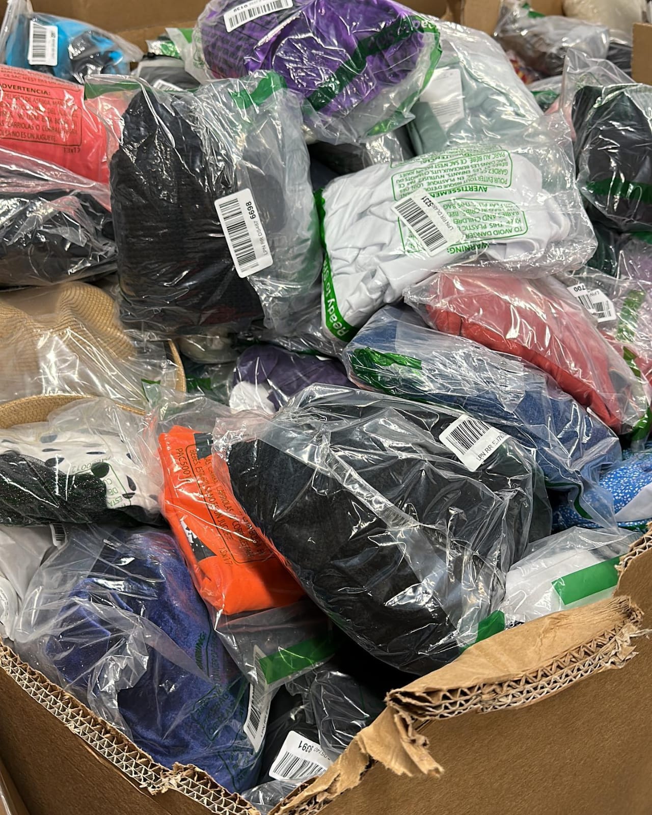 Amazon-Clothing-Pallet-Truckloads